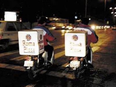 Λήστεψαν τέσσερις διανομείς φαγητού σε μιάμιση ώρα