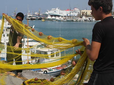 Ψαράδες απέκλεισαν το λιμάνι του Πειραιά