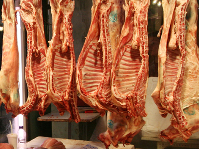 Κτηνοτρόφοι απέκλεισαν σούπερ μάρκετ