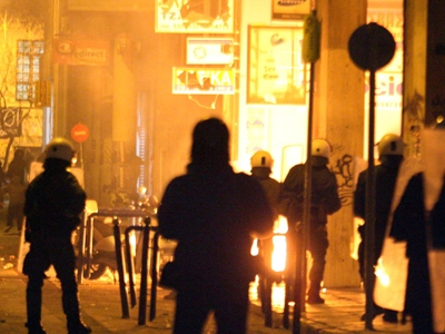 Μεταμεσονύκτια επίθεση με μολότοφ κατά διμοιρίας των ΜΑΤ