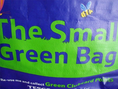 Μειώθηκαν στο μισό οι πλαστικές σακούλες που δίνουν τα σούπερ μάρκετ της Βρετανίας