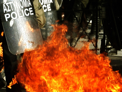 Μολότοφ σε κτίριο των ΜΑΤ