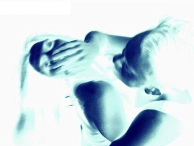 Την απήγαγαν μπροστά στα μάτια του συντρόφου της και τη βίασαν