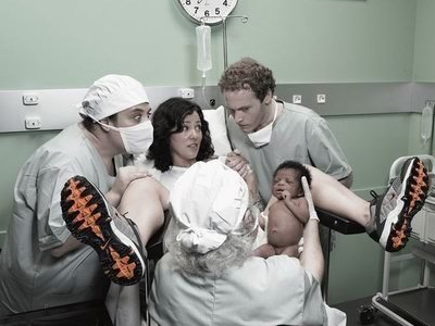 «Τίνος είναι βρε γυναίκα το παιδί;»