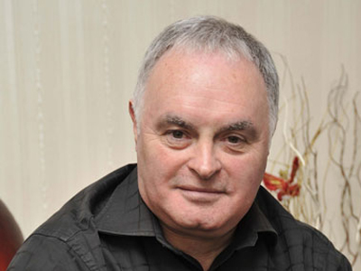 Ο Gerry Boyle στο πλευρό της αδερφής του