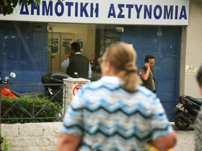 Μπαράζ επιθέσεων στη Δημοτική Αστυνομία