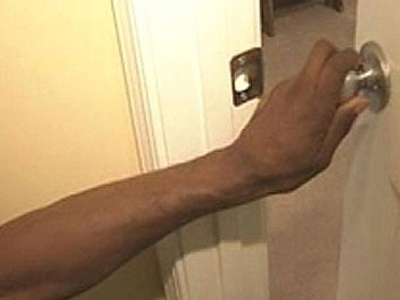 Tους πήραν το παντελόνι και το πορτοφόλι την ώρα που κοιμόντουσαν