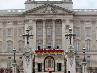 Με 1.000 λίρες άλωσαν το παλάτι!