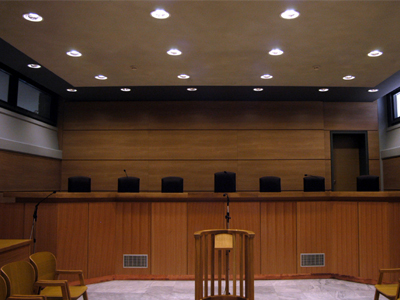 Γέννησε μέσα στα δικαστήρια Πειραιά!