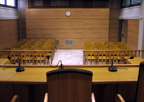 Κατάπιε καρφιά για να μην πάει ο γιος του φυλακή