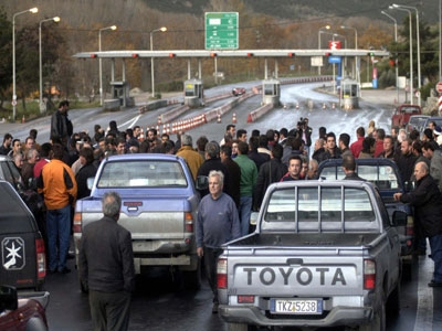 Συνεχίζουν τις κινητοποιήσεις τους οι αγρότες