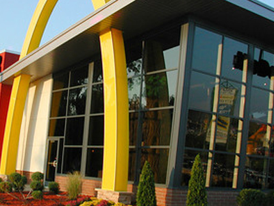 Ταμπουρωμένος μέσα σε κατάστημα fastfood