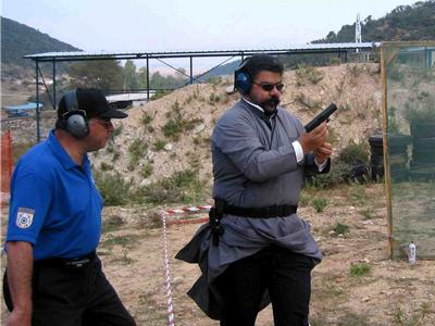 Ιερέας σκοπευτής, πρόεδρος ομάδας και με δική του σελίδα στο Facebook