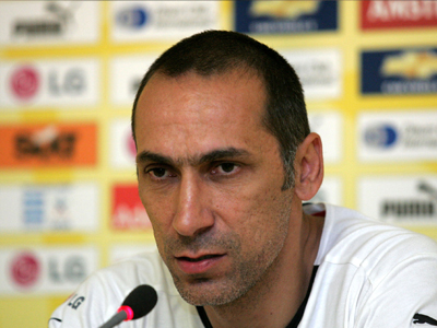 Συνεχίζει με Δώνη