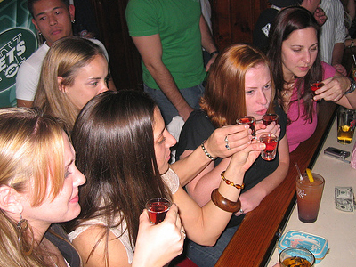 Όταν η μουσική είναι δυνατά, πίνουμε περισσότερο