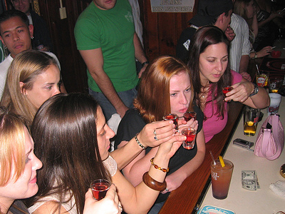 Έφηβοι και αλκοόλ: Όσο πιο νωρίς τόσο το χειρότερο