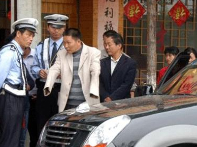 Οδηγεί 4×4… χωρίς χέρια