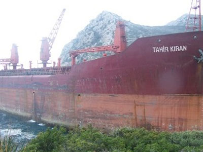 Διαθέσιμο ρυμουλκό αναζητά ο καπετάνιος του τουρκικού πλοίου