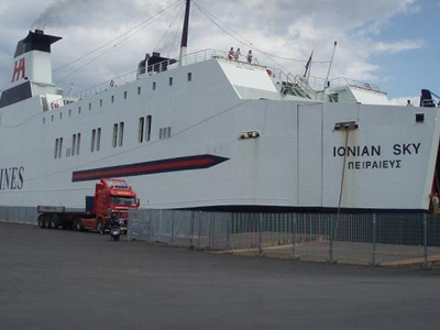 Ταλαιπωρία για τους 459 επιβάτες του «Ionian Sky»