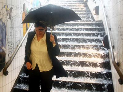 Πνίγηκε το Λονδίνο… σε μια κουταλιά νερό