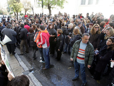 Συγκέντρωση συμβασιούχων στο Αρχαιολογικό Μουσείο