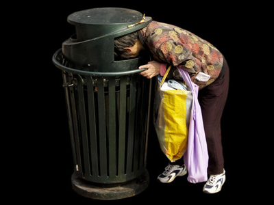 Ανάγκασε παιδάκι να φάει από τα… σκουπίδια