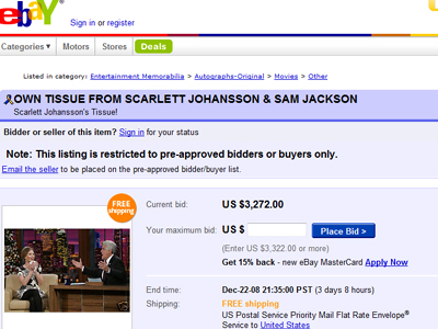 Η Γιόχανσον βγάζει “στο σφυρί” χρησιμοποιημένο χαρτομάντιλο