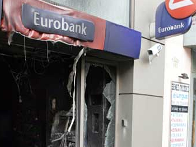 Μπαράζ εμπρησμών σε τράπεζες τη νύχτα στην Αθήνα