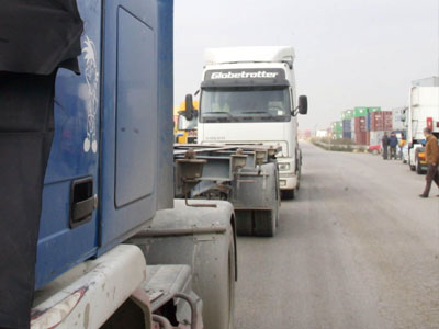 Παραμένουν σε τελωνεία και λιμάνια τα φορτηγά