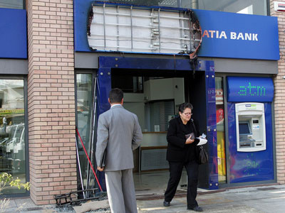 Εμπρηστική επίθεση σε υποκατάστημα της Marfin