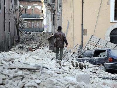 Έκθεση ”φωτιά” για ακατάλληλα κτίρια στην Άκουιλα