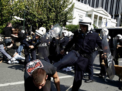 Πορεία με πέτρες και δακρυγόνα