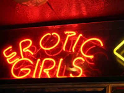 Τον έδειραν και τον άφησαν στην εθνική οδό