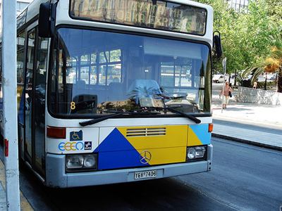 Λεωφορείο της ΕΘΕΛ συγκρούστηκε με φορτηγό στη Βάρης-Κορωπίου