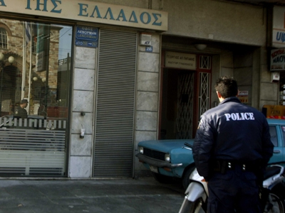 Επίθεση κουκουλοφόρων σε τράπεζες