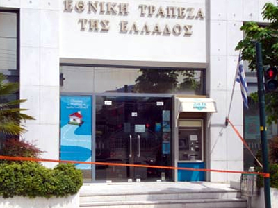 Νεαροί έσπασαν τζαμαρίες τράπεζας στην Θεσσαλονίκη