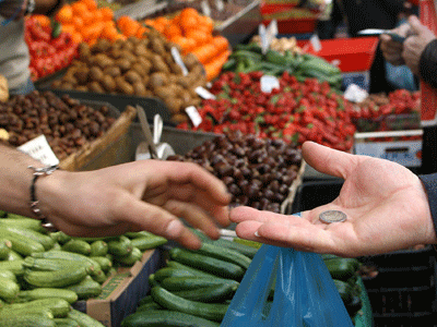 Καύσιμα και οπωροκηπευτικά συγκράτησαν στο 4,9% τον πληθωρισμό