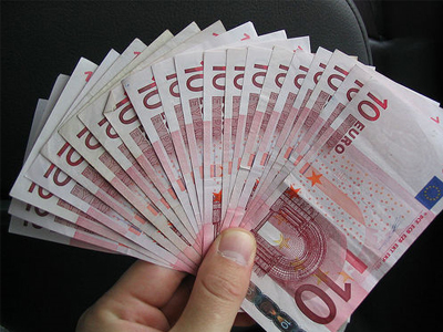 Ο μισθός πάει στις δόσεις