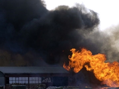 Υπό πλήρη έλεγχο η πυρκαγιά σε αποθήκη στη Νέα Αρτάκη