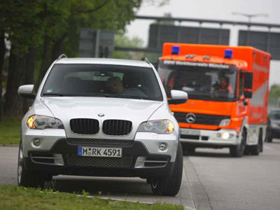 Η BMW εξελίσσει το σύστημα Emergency Stop Assistant
