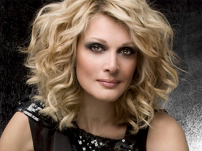 Ο Μίκης Θεοδωράκης με φωνάζει «Μενεξεδένια» Ο Μίκης Θεοδωράκης με φωνάζει «Μενεξεδένια»