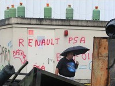 Εργάτες απειλούν να ανατινάξουν εργοστάσιο