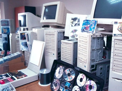 Έδερνε ανήλικο για να πουλά παράνομα CD