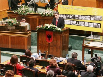 Κηδεύτηκε ο Αλβανός βουλευτής που δολοφονήθηκε το Σάββατο Κηδεύτηκε ο Αλβανός βουλευτής που δολοφονήθηκε το Σάββατο