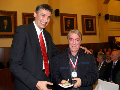 O Π. Φασούλας τιμά τους «Μπέμπηδες» του Ολυμπιακού