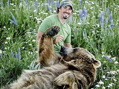 Έκανε κουμπάρο του… μία αρκούδα