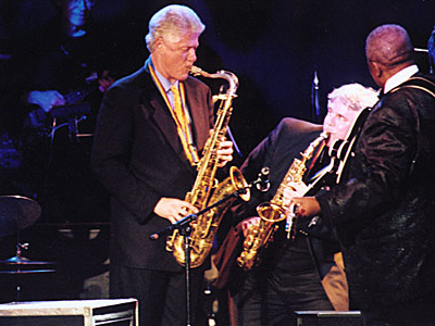 180.000 δολάρια για το σαξόφωνο του Bill Clinton στο Cinema Against AIDS 180.000 δολάρια για το σαξόφωνο του Bill Clinton στο Cinema Against AIDS