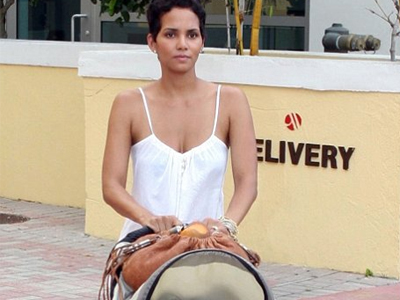 Ευτυχισμένη μαμά η Halle Berry