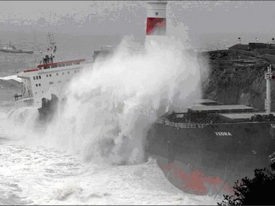 Ελληνόκτητο πλοίο προσάραξε στα βράχια του Γιβραλτάρ