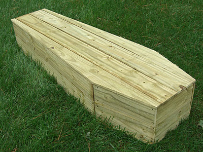 Πέταξαν φέρετρο στην αυλή του σπιτιού του